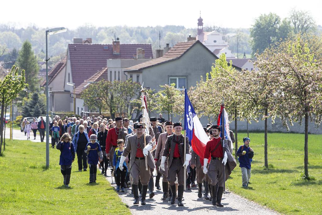 Sokolský Říp-čelo průvodu-vlajky